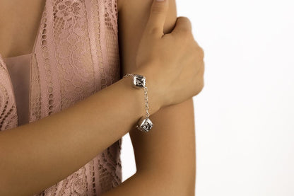 Silver chain bracelet with engraved diamonds
