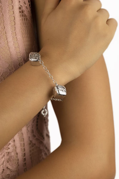 Silver chain bracelet with engraved diamonds