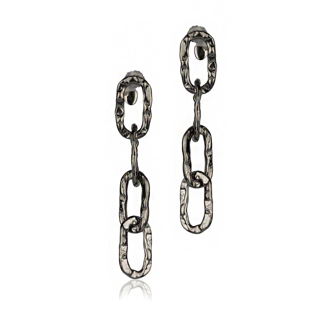 Orecchini a catena martellata in argento rutenio con maglia rettangolare