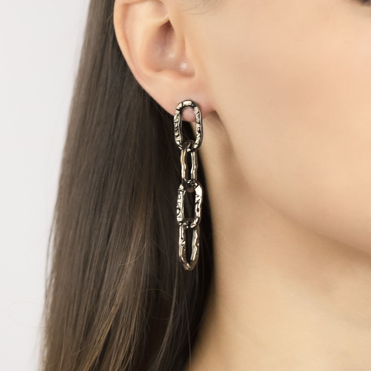 Orecchini a catena martellata in argento rutenio con maglia rettangolare