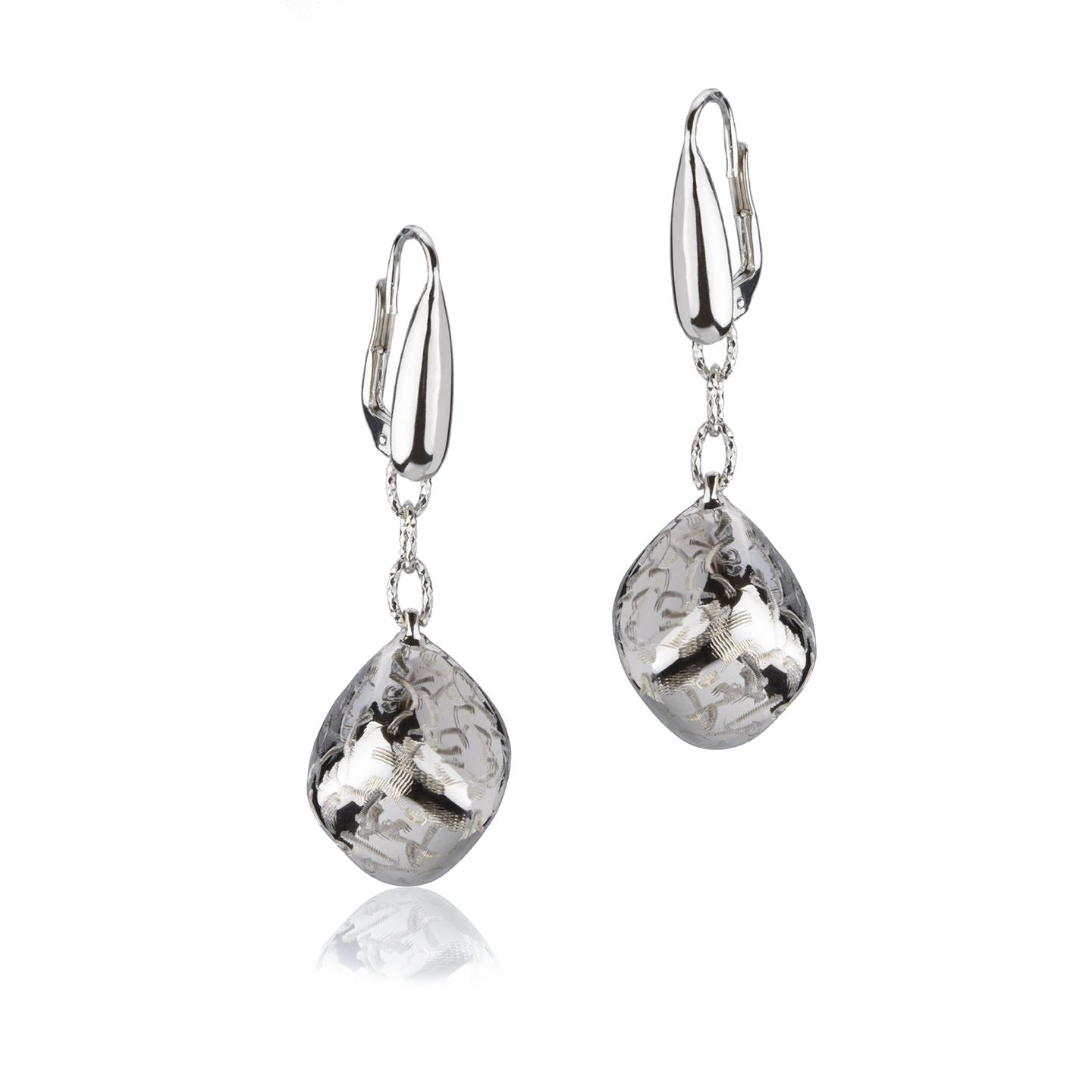 Orecchini in argento a catena con pendente inciso