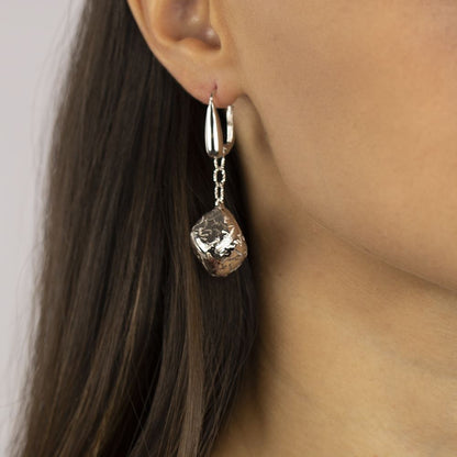 Orecchini in argento a catena con pendente inciso