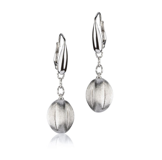 Orecchini in argento a catena con pendente inciso