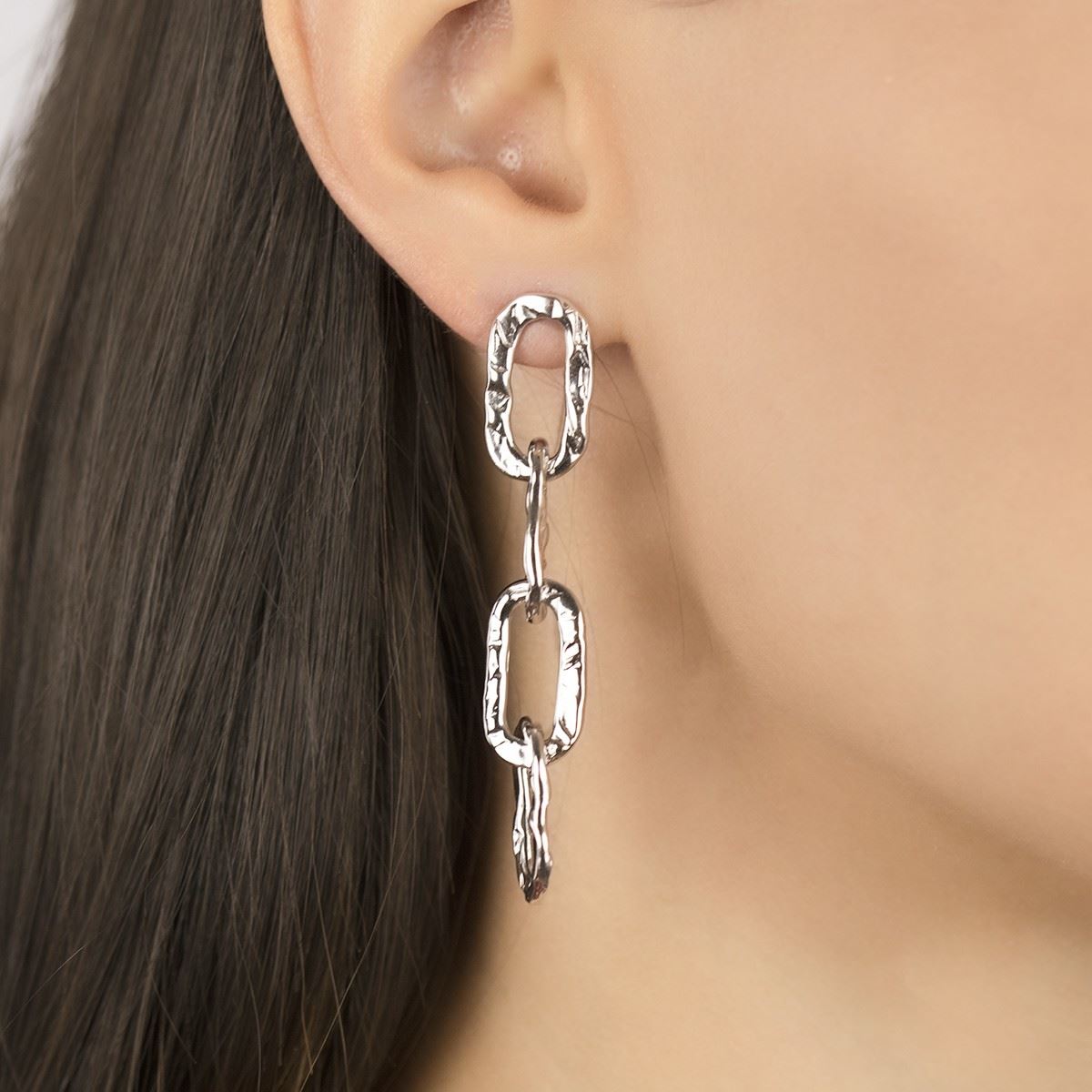 Orecchini a catena martellata in argento con maglia rettangolare