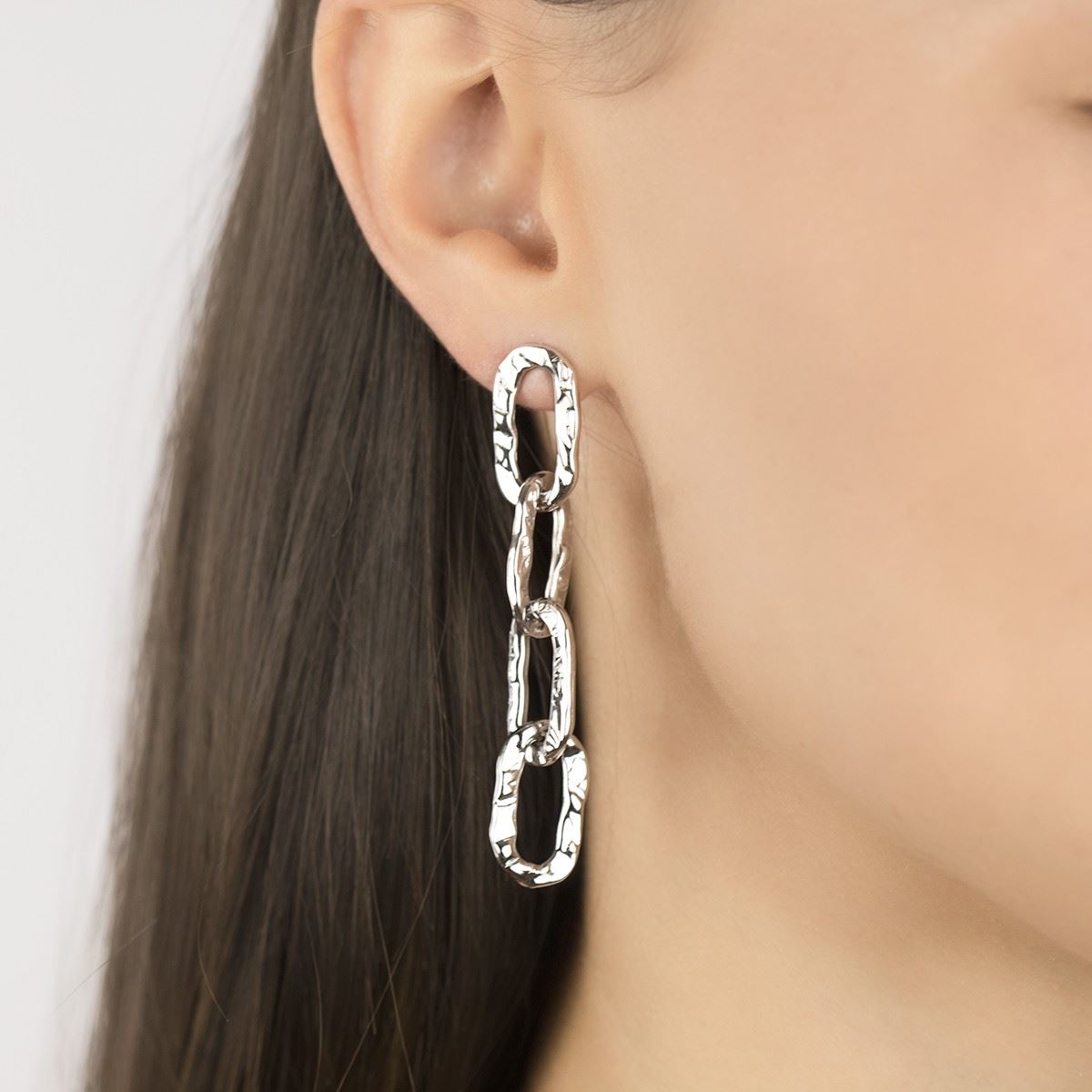 Orecchini a catena martellata in argento con maglia rettangolare