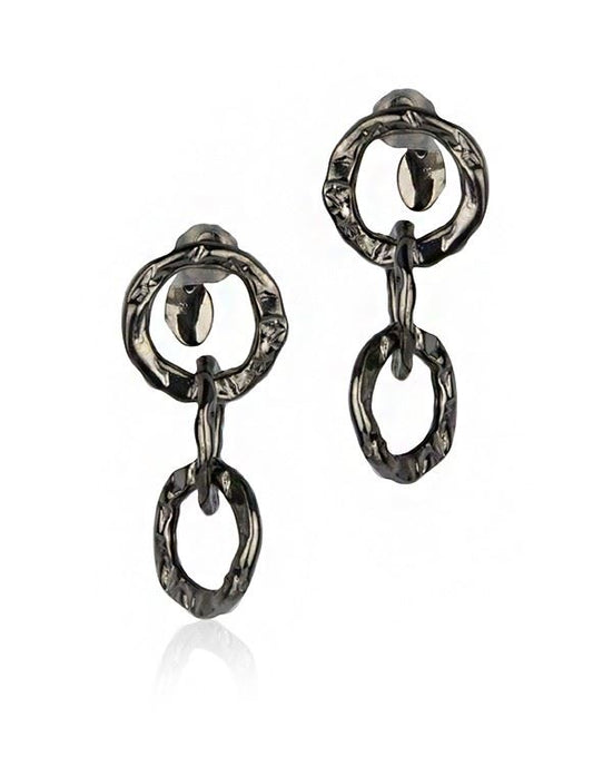 Orecchini a catena martellata in argento rutenio con maglia rotonda