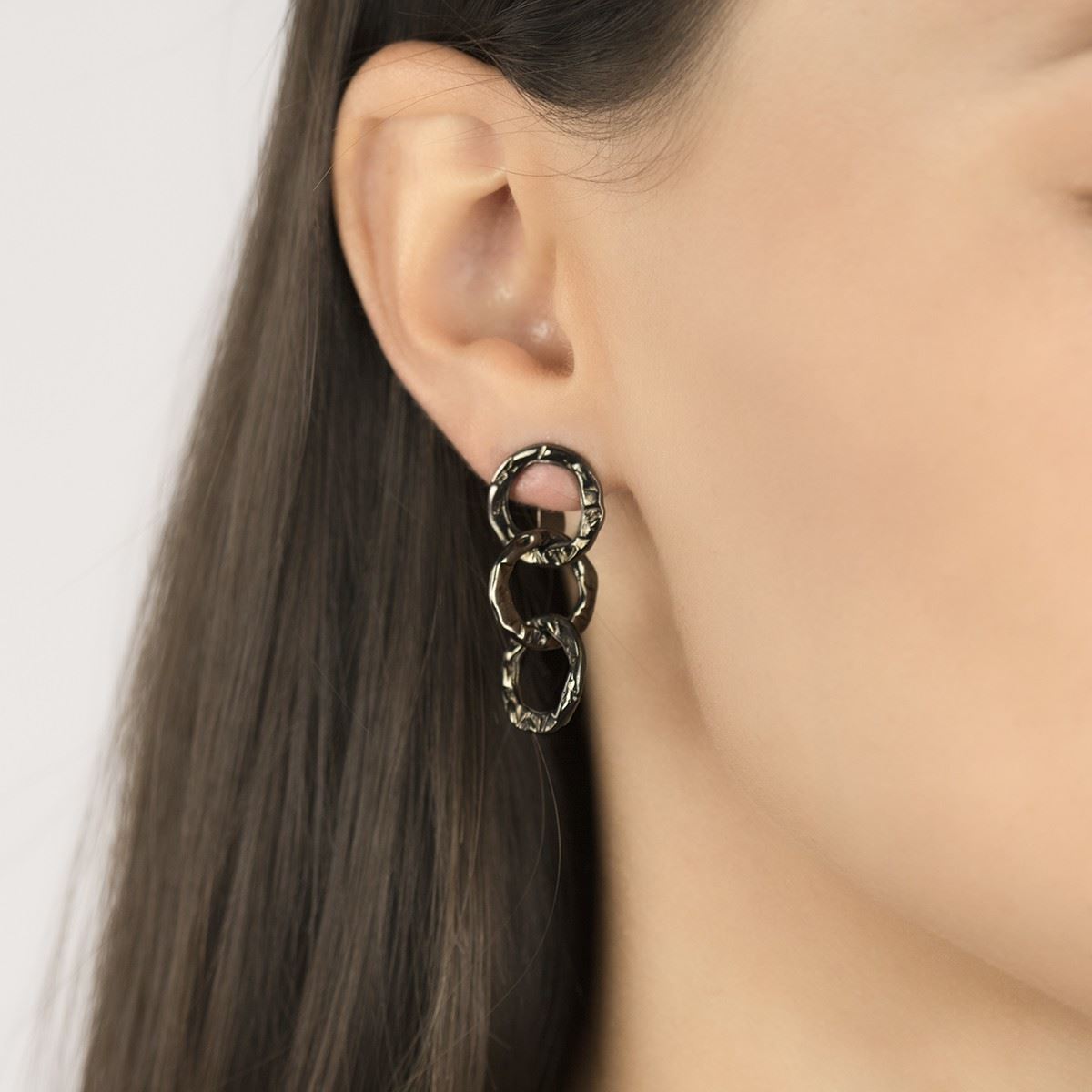 Orecchini a catena martellata in argento rutenio con maglia rotonda