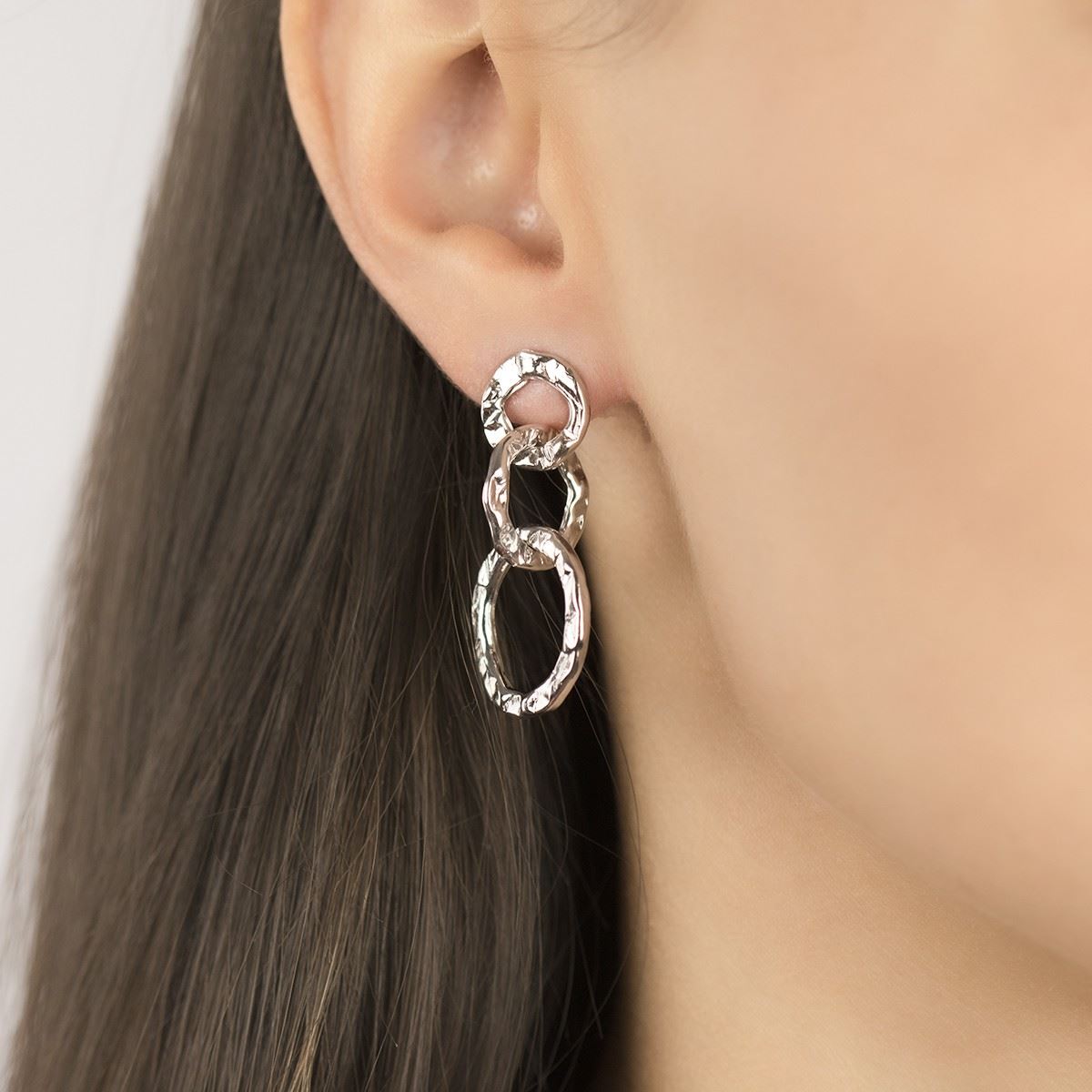 Orecchini a catena martellata in argento con maglia rotonda grande