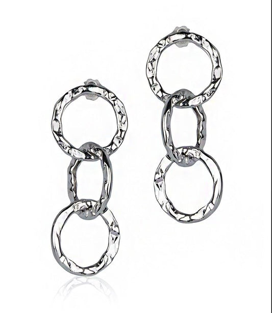 Orecchini a catena martellata in argento con maglia rotonda grande