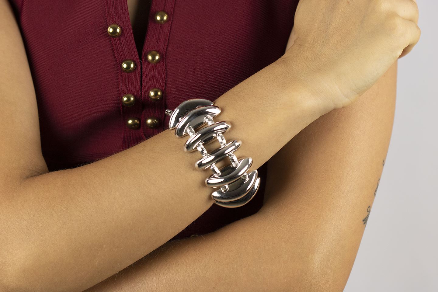 Elastisches silbernes Armband mit glänzenden, gestreiften Kugeln