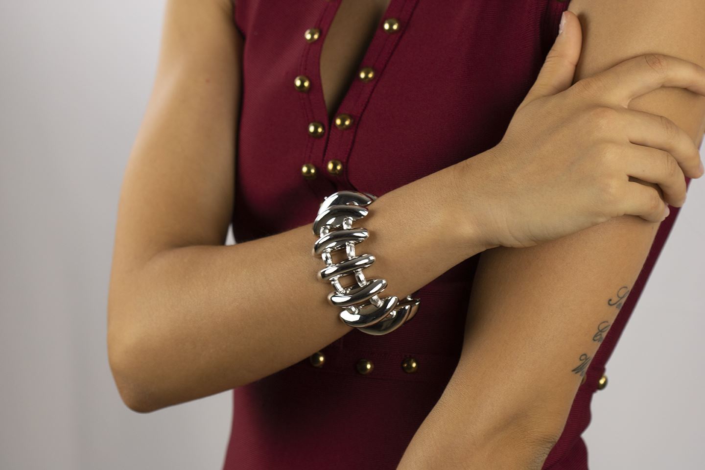 Elastisches silbernes Armband mit glänzenden, gestreiften Kugeln