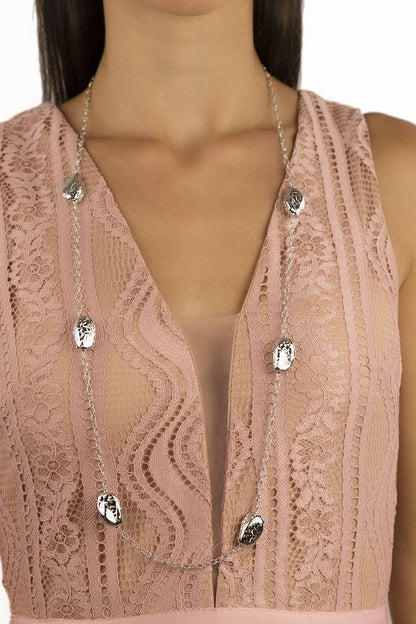 Collana in argento lunga con elementi incisi