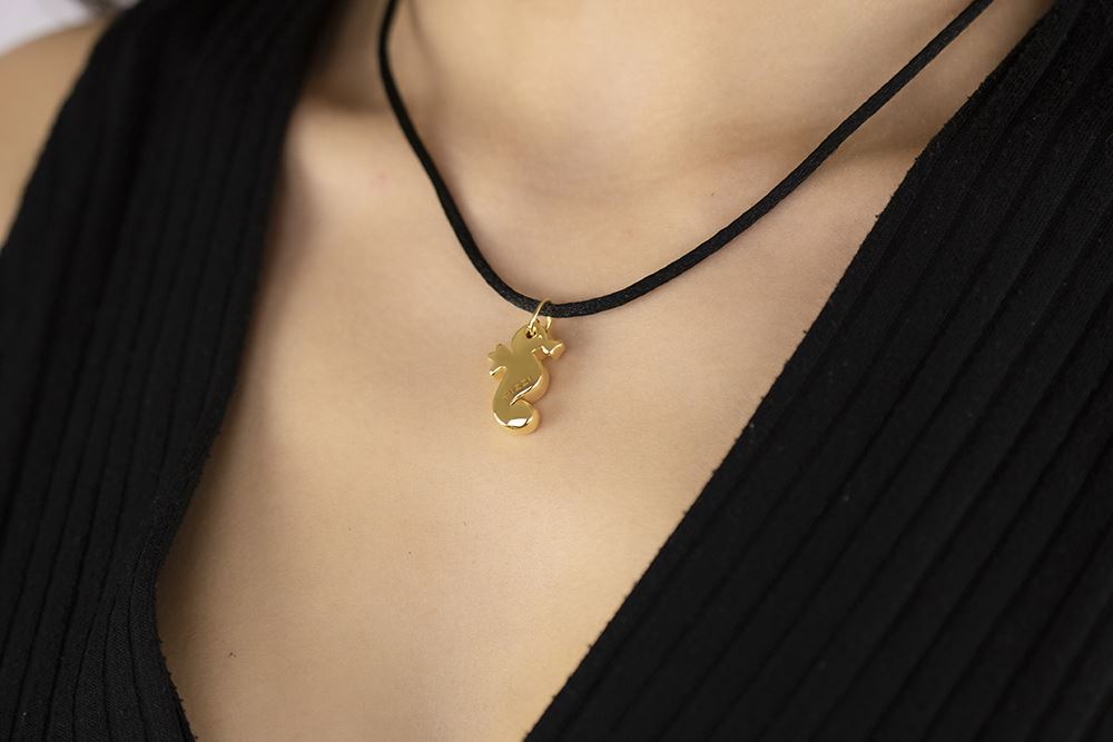 Seepferdchen-Anhänger aus 18-karätigem Gelbgold mit Kordel