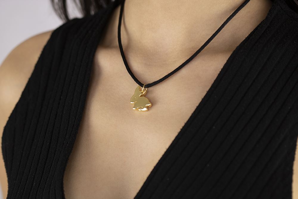 Hasenanhänger aus 18-karätigem Gelbgold mit Spitze