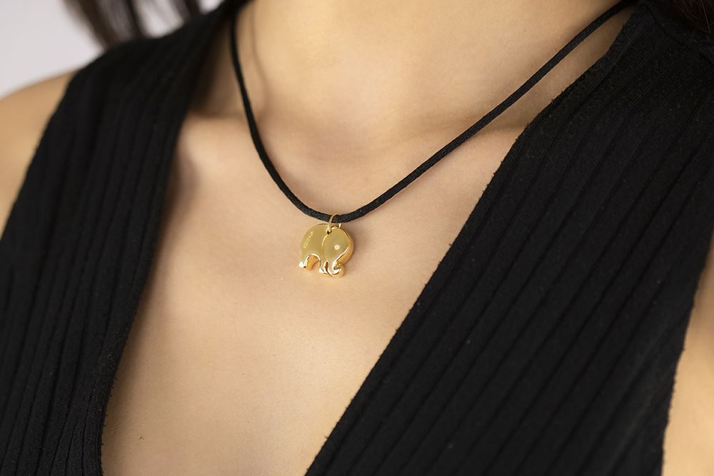 18kt yellow gold elephant pendant with lace
