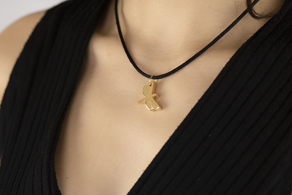 18kt yellow gold dragonfly animal pendant with lace