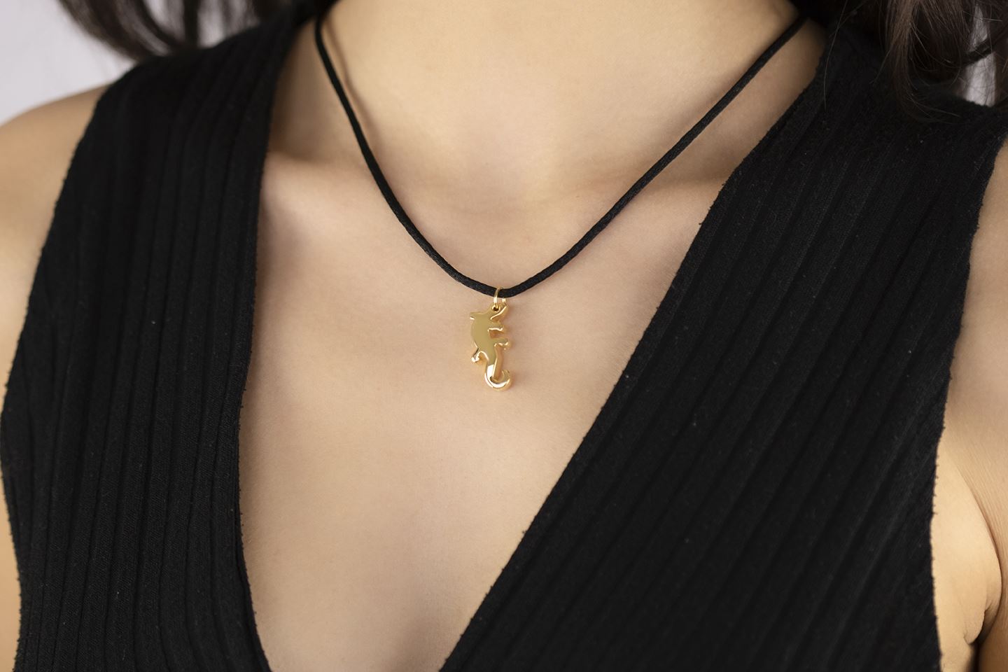 18kt yellow gold lizard animal pendant with lace