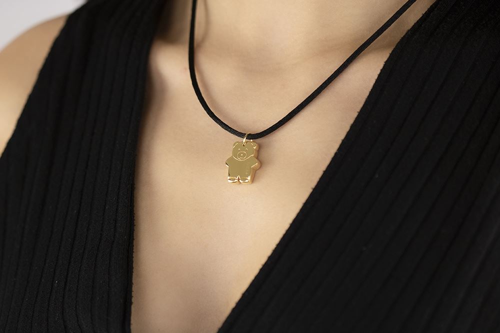 18kt yellow gold teddy bear animal pendant with lace