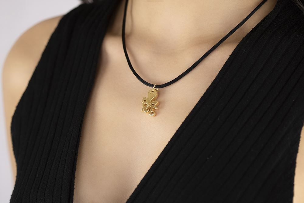 18kt yellow gold octopus animal pendant with lace