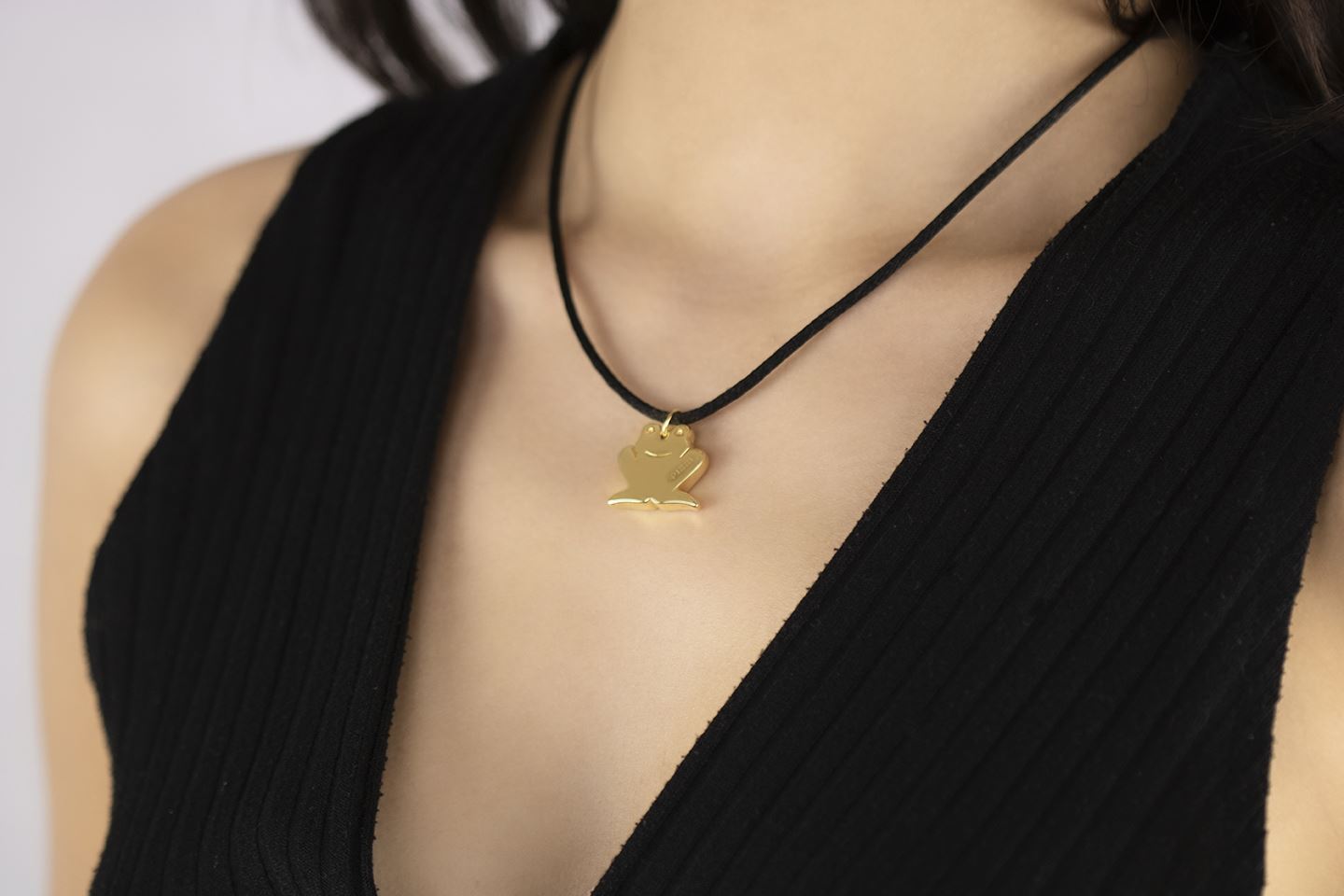 18kt yellow gold frog animal pendant with lace