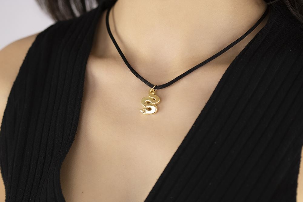 18kt yellow gold snake animal pendant with lace
