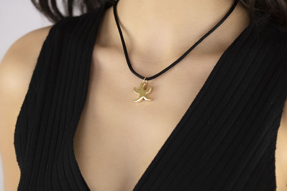 18kt yellow gold starfish animal pendant with lace