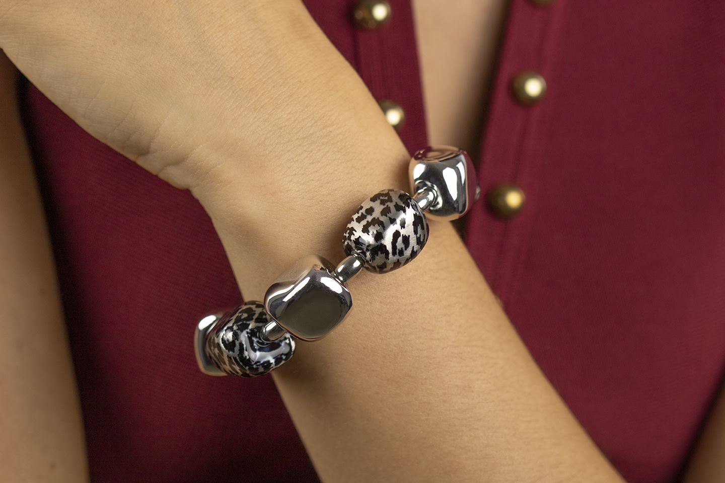 Bracciale in argento elasticizzato a pepite smaltati  effetto leopardato grigio