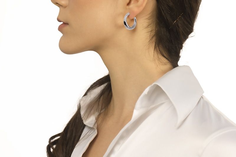 Orecchini in oro bianco 18k a cerchio diametro 25 mm sezione rotonda