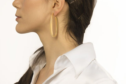 Orecchini ovali in oro giallo 18k sezione quadrata lunghezza 65mm