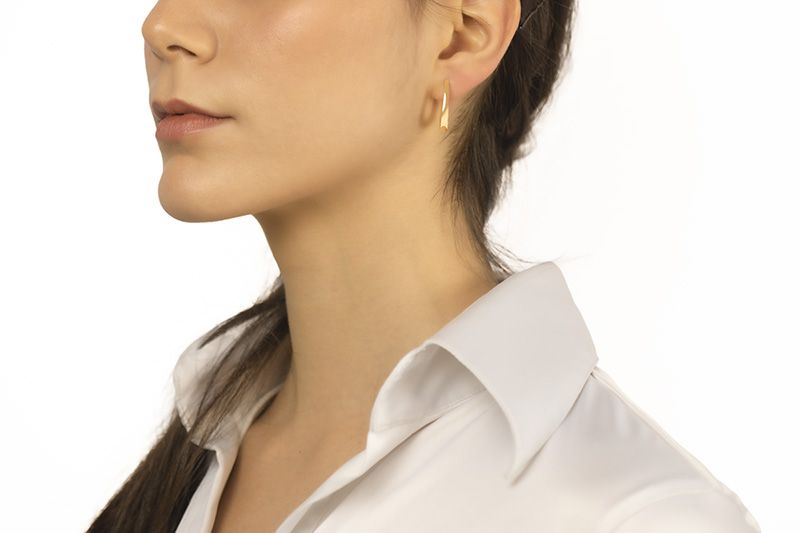 18k yellow gold oval earrings with a 15mm square section