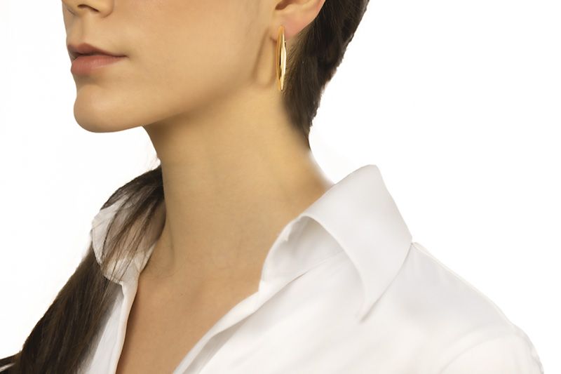 Orecchini ovali in oro bianco 18k sezione triangolare lunghezza 40mm