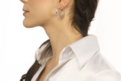 Orecchini in oro bianco 18k a cerchio da 30 mm sezione rotonda