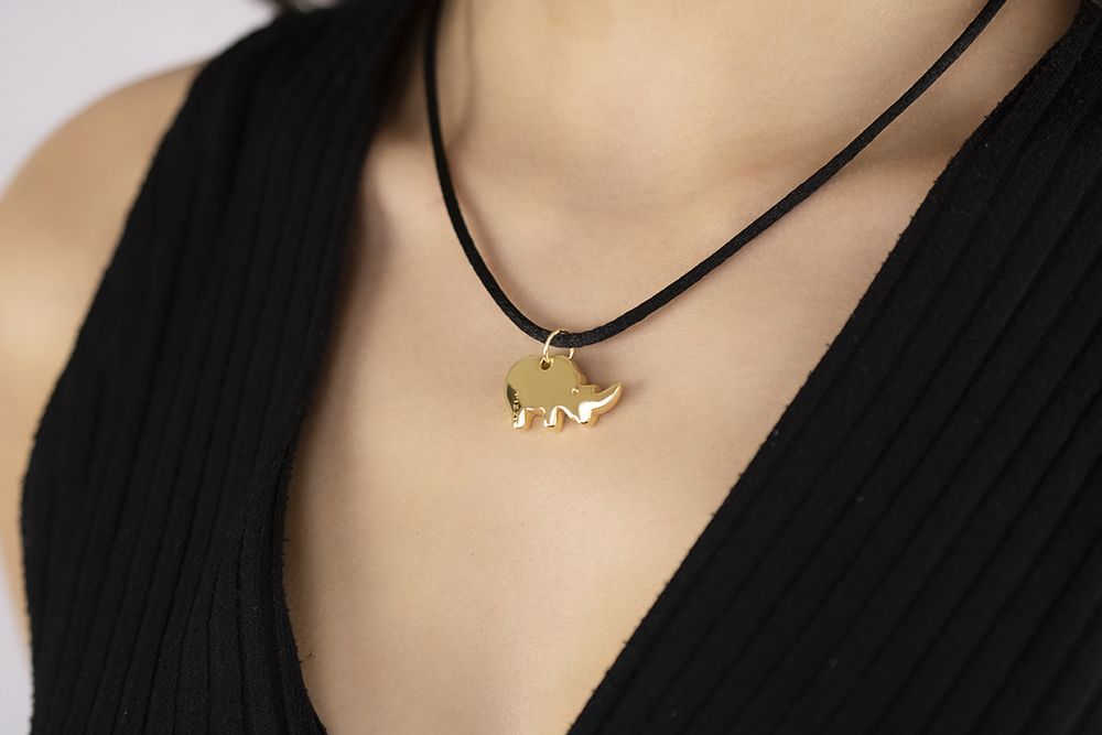 Collana  in oro giallo 18kt con pendente rinoceronte
