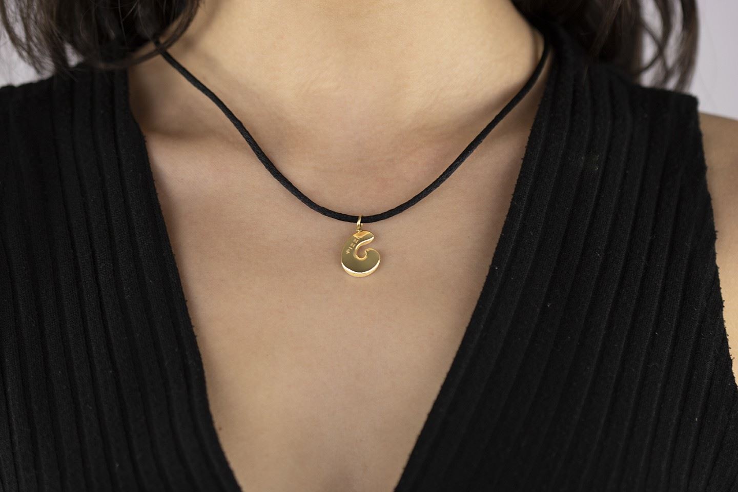 18kt yellow gold initial letter C pendant with lace