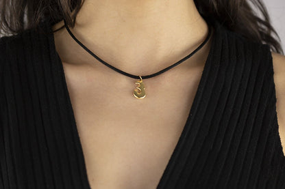 Pendente con laccio iniziale lettera e in oro giallo 18kt