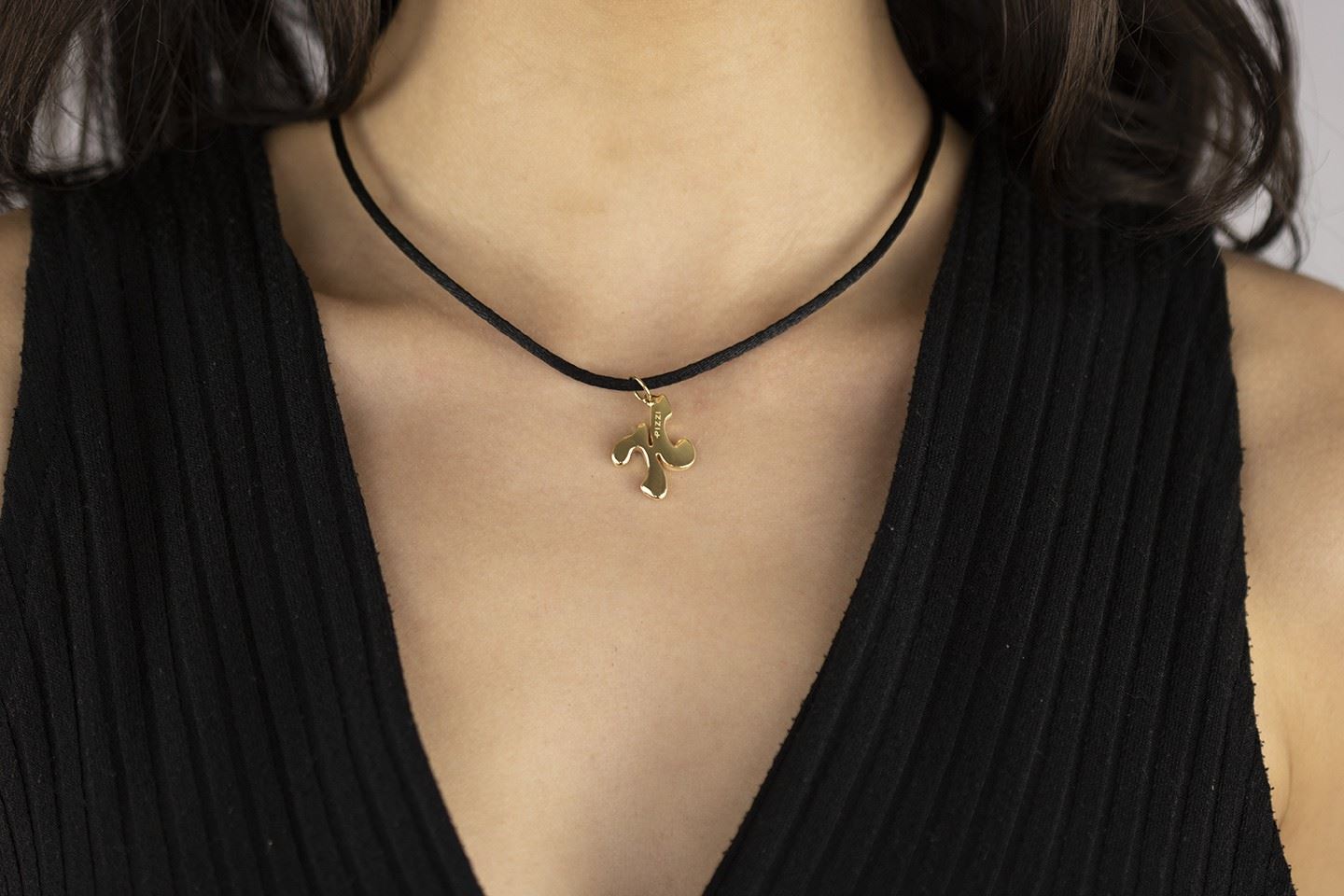 18kt yellow gold initial letter H pendant with lace