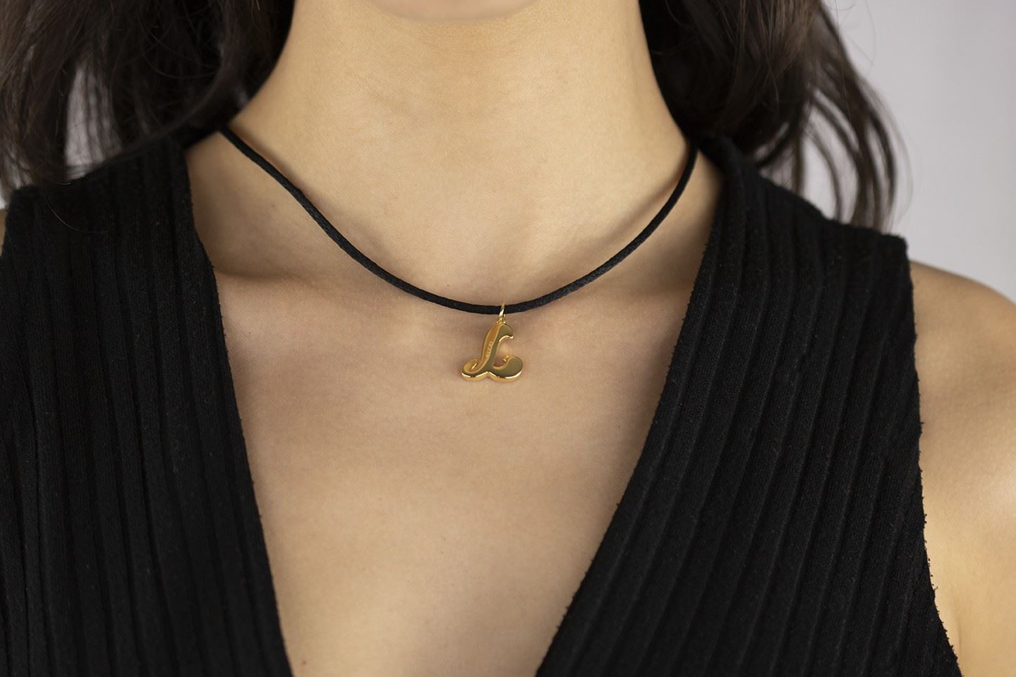 18kt yellow gold initial letter l pendant with lace