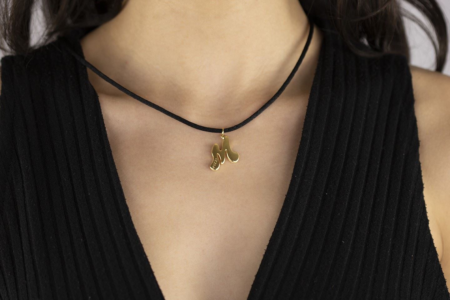 Pendant with initial letter M lace in 18kt yellow gold