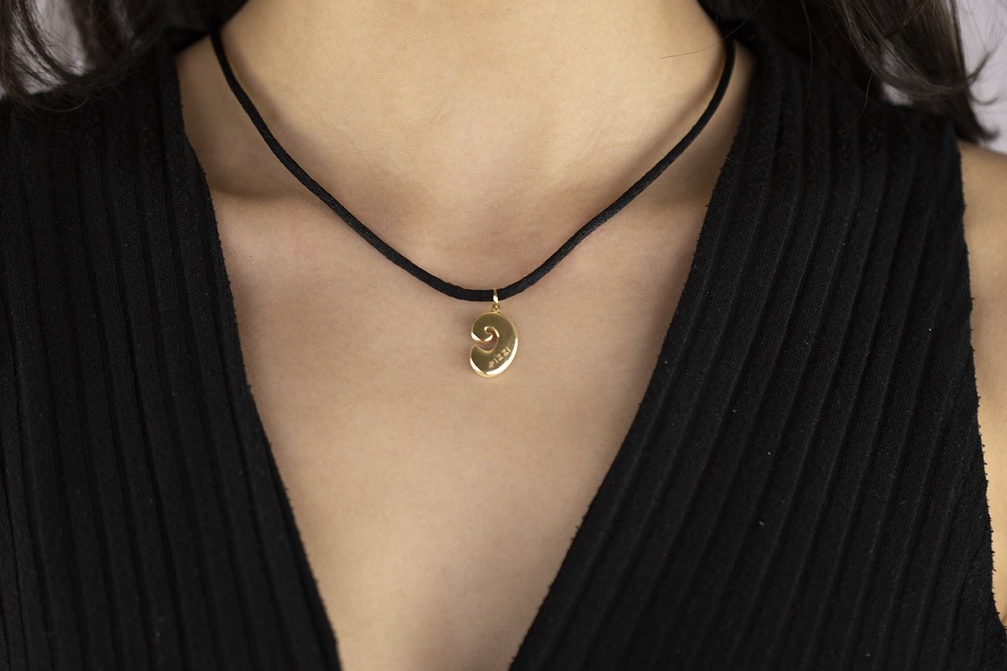 Pendant with initial letter o lace in 18kt yellow gold