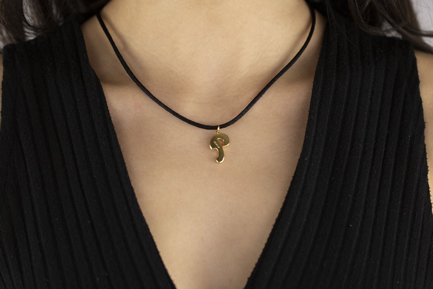 Pendant with initial letter p lace in 18kt yellow gold