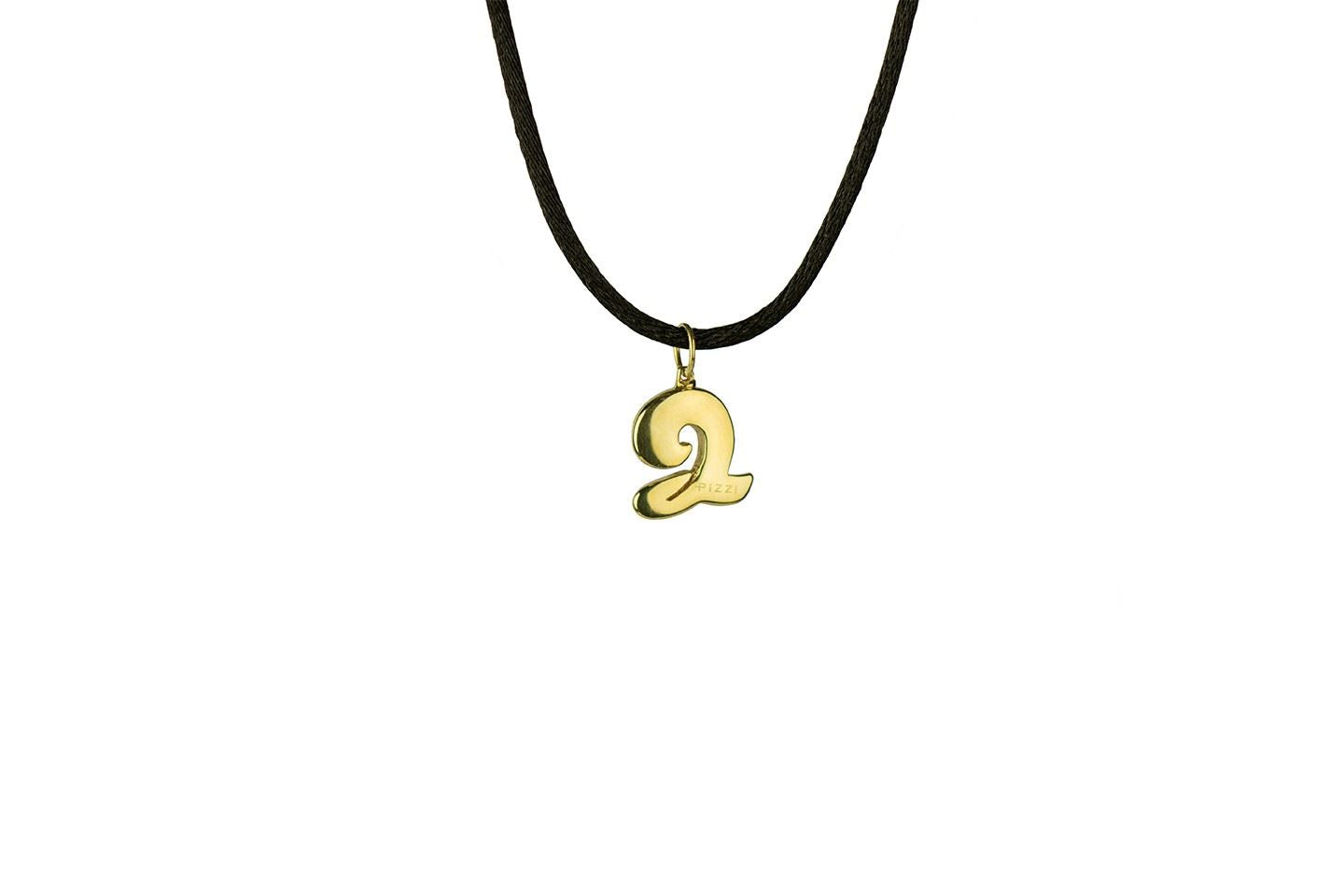 18kt yellow gold initial letter Q pendant with lace