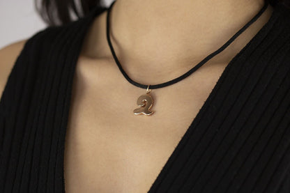 Pendente con laccio iniziale lettera q in oro giallo 18kt