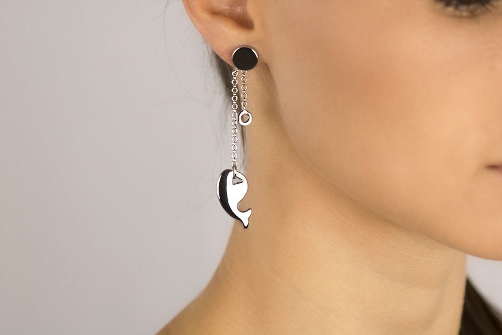 Silberne Kettenohrringe mit Wal-Anhänger