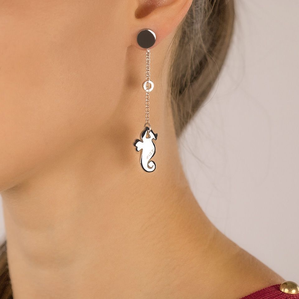Silberne Kettenohrringe mit Seepferdchen-Anhänger