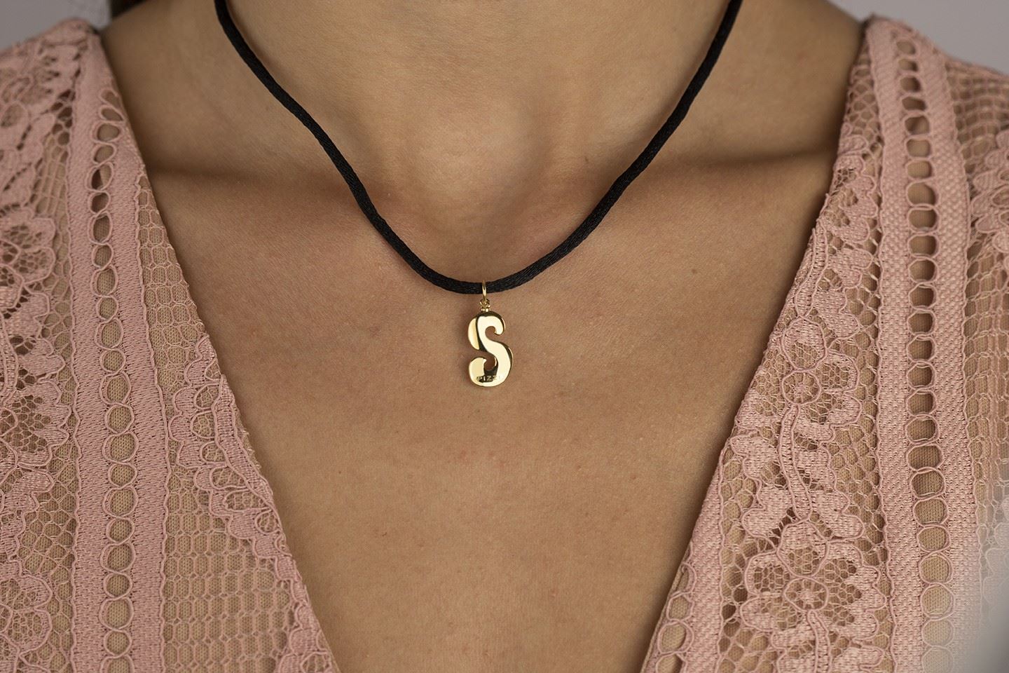 Anhänger aus 18-karätigem Gelbgold mit dem Anfangsbuchstaben S und Spitze