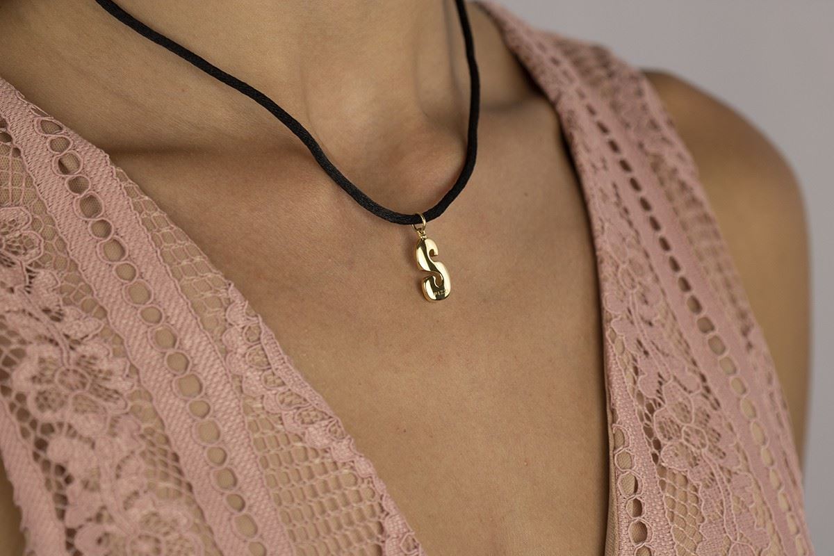 Anhänger aus 18-karätigem Gelbgold mit dem Anfangsbuchstaben S und Spitze