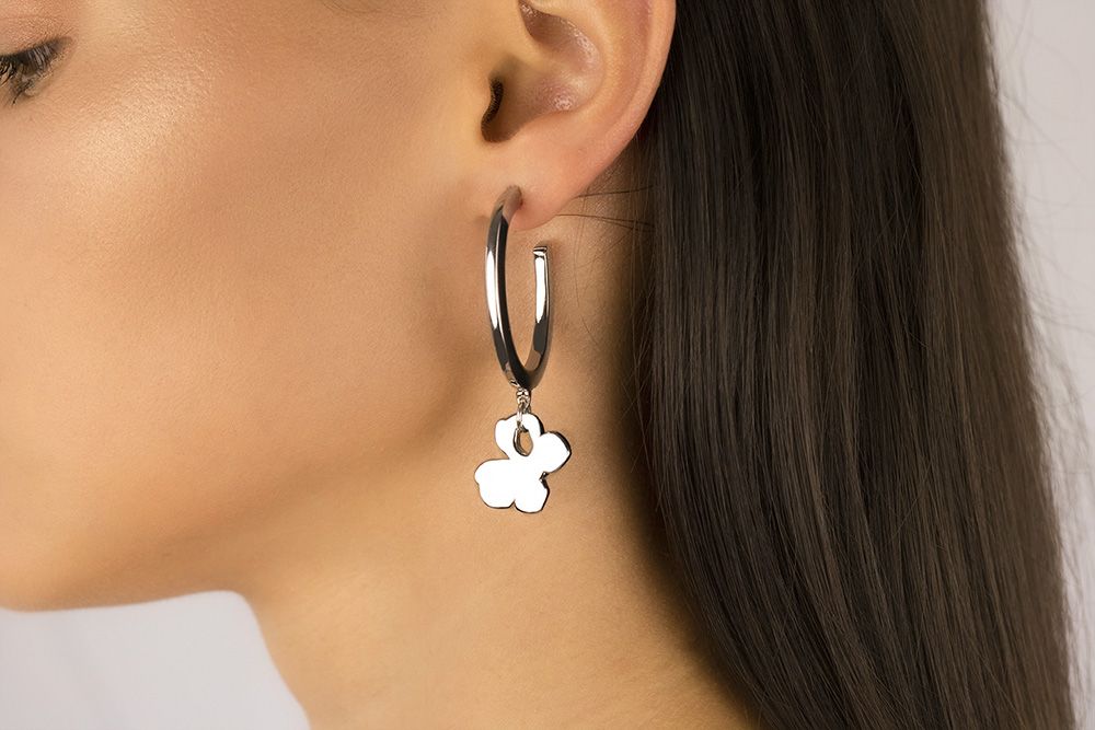 Silberne Creolen mit Schmetterlingsanhänger