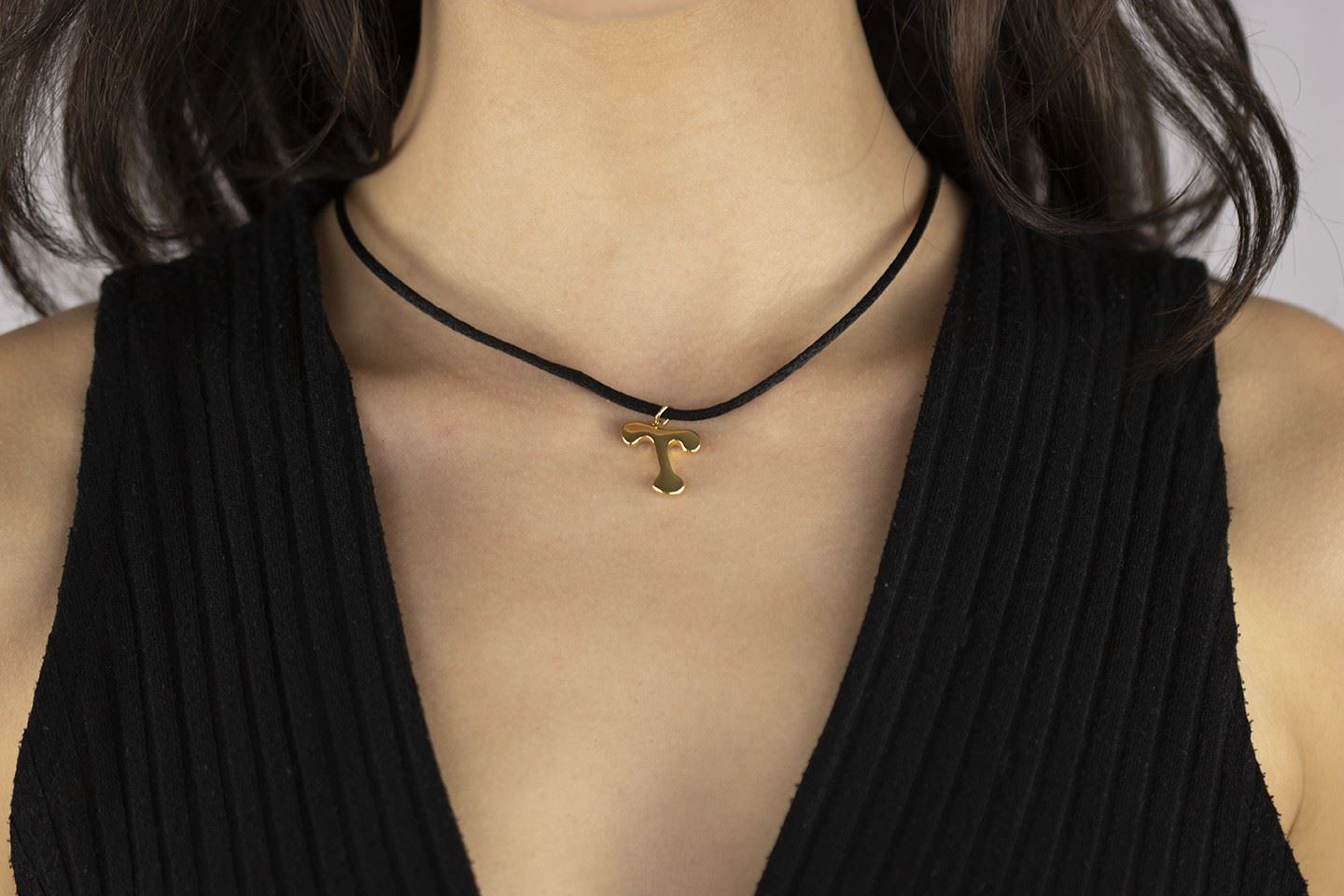 Anhänger aus 18-karätigem Gelbgold mit dem Anfangsbuchstaben T und Spitze