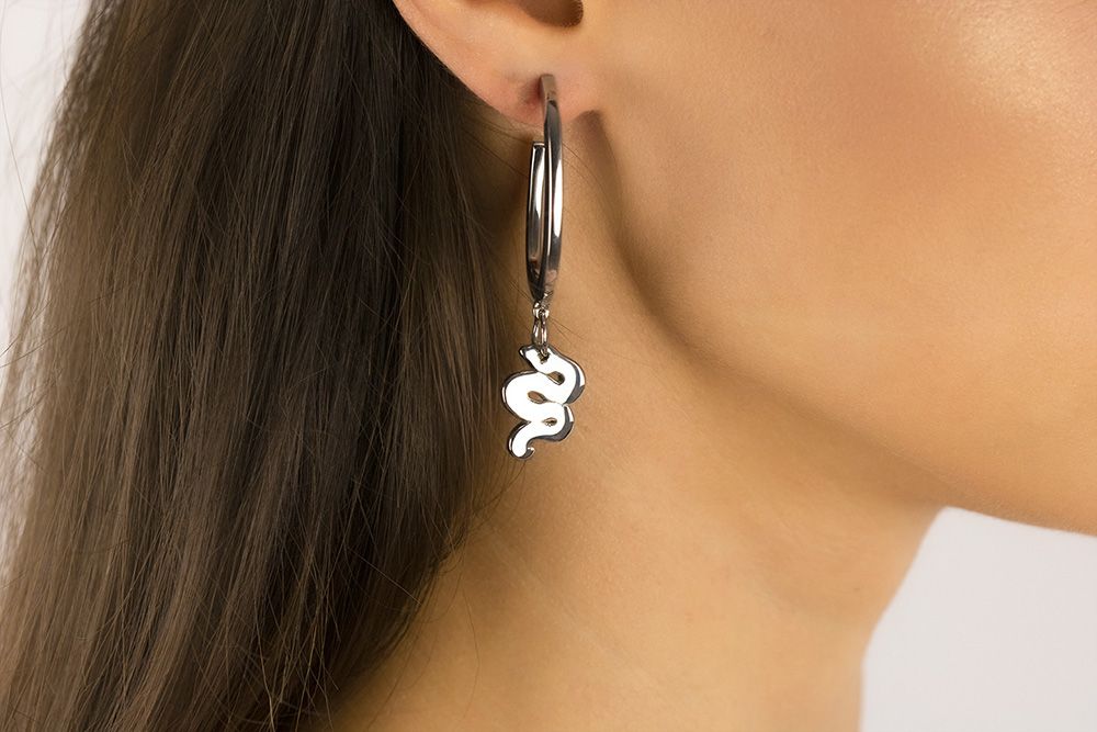 Silberne Creolen mit Schlangenanhänger