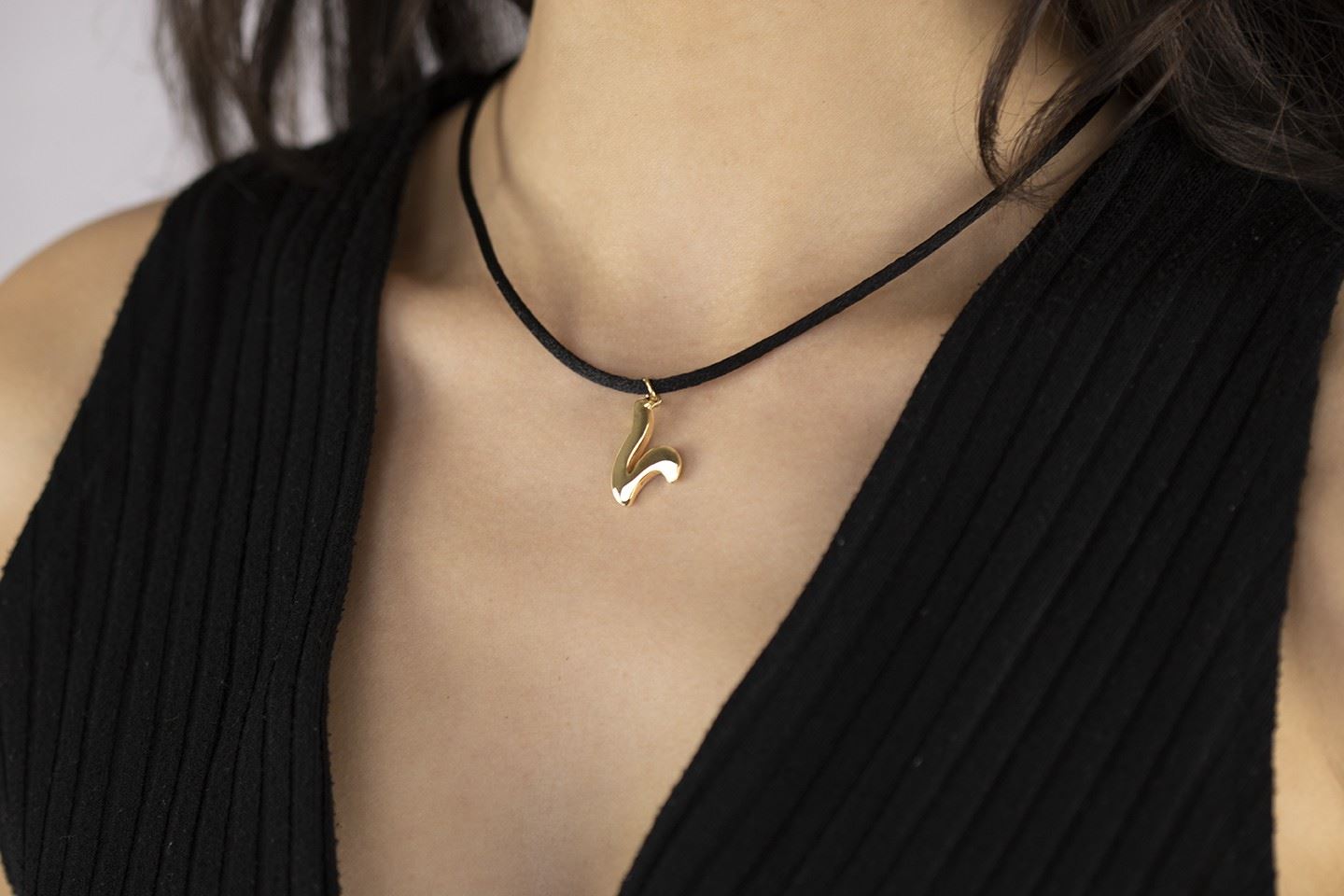 Pendente con laccio lettera v in oro giallo 18kt